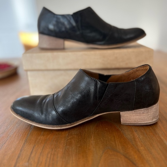 J. Shoes - Picture 1 of 10